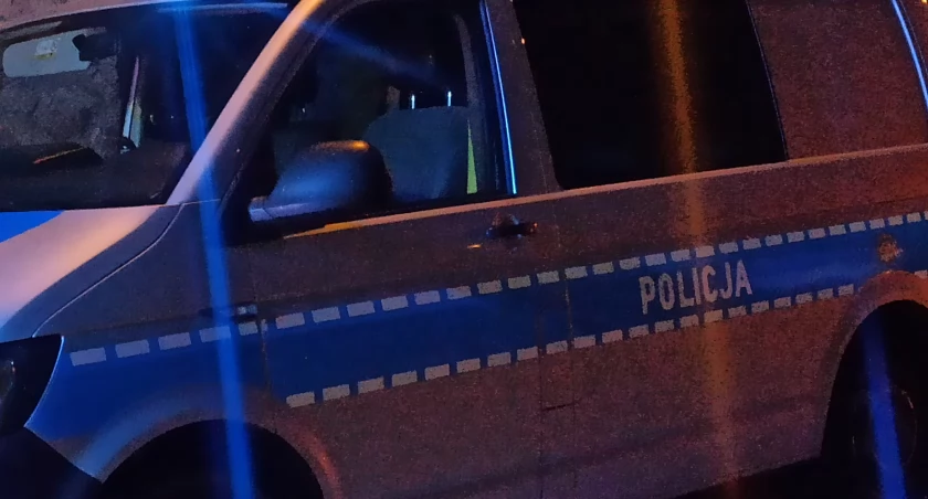 zdjęcie policyjnego radiowozu w nocy/fot.: Magdalena Lizurej