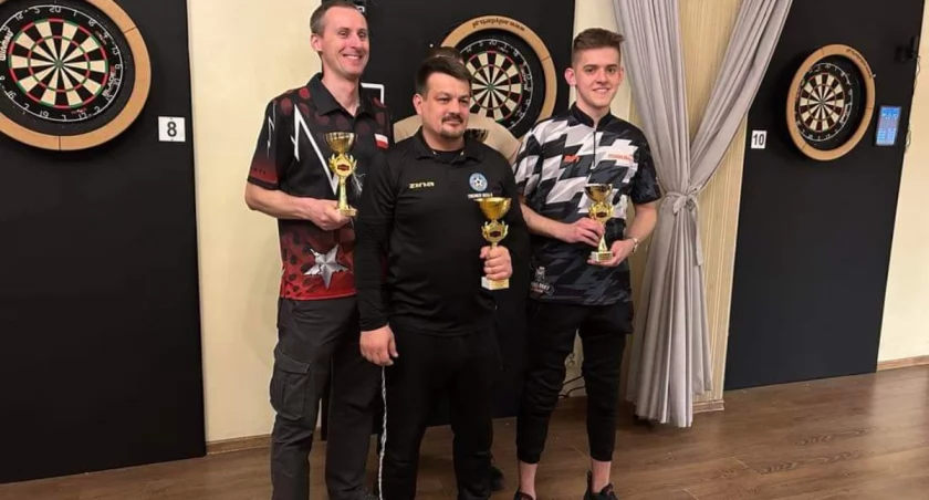 Na zdjęciu czołowa trójka zawodów w Częstochowie - w tym 2 w turnieju Bartosz Płuska fot. Steel Dart Zduńska Wola.