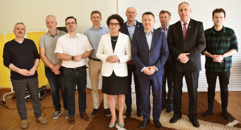 Na zdjęciu Elżbieta Urbańska-Golec z popierającymi ją liderami różnych opcji samorządowych