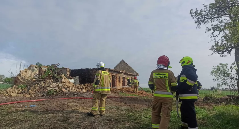 zdjęcie strażaków podczas gaszenia ognia w Mierzycach/fot.: Magdalena Lizurej