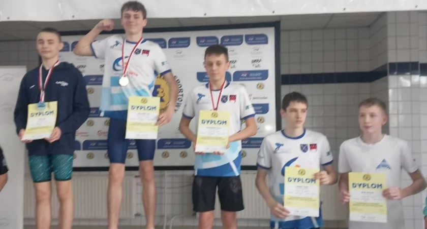 Na zdjęciu między innymi zawodnicy Meduzy Pajęczno - zwycięzca Filip Smolarek, Miłosz Dutkiewicz z trzecią lokatą oraz czwarty Jakub Łakomy.fot. Meduza Pajęczno.