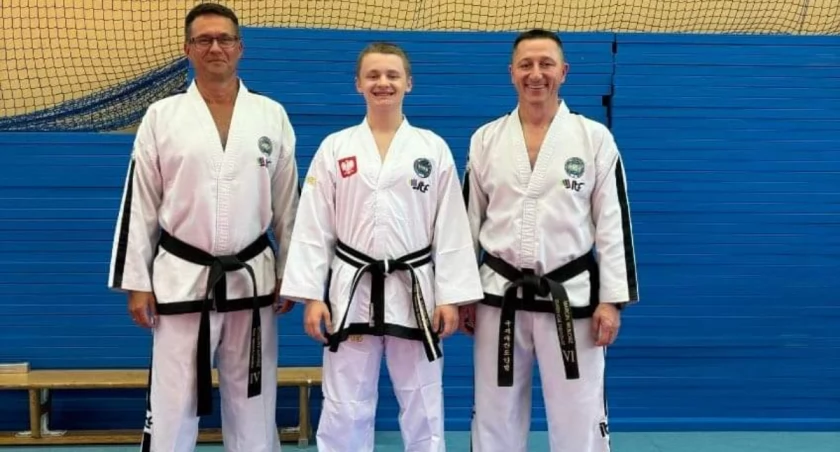 Na zdjęciu Piotr Nagielski ( w środku ) trenuje pod okiem trenerów kadry narodowej.fot.LKS Victoria Taekwon-Do Działoszyn.