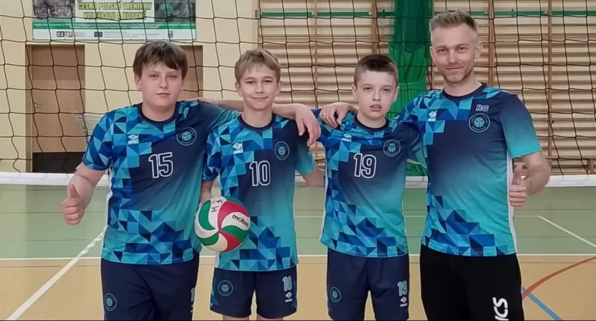 Na zdjęciu - od lewej Filip Jarema, Antoni Gmyrek, Dominik Mirowski oraz trener chłopców - Rafał Grzebiela.fot.SP w Rudzie.