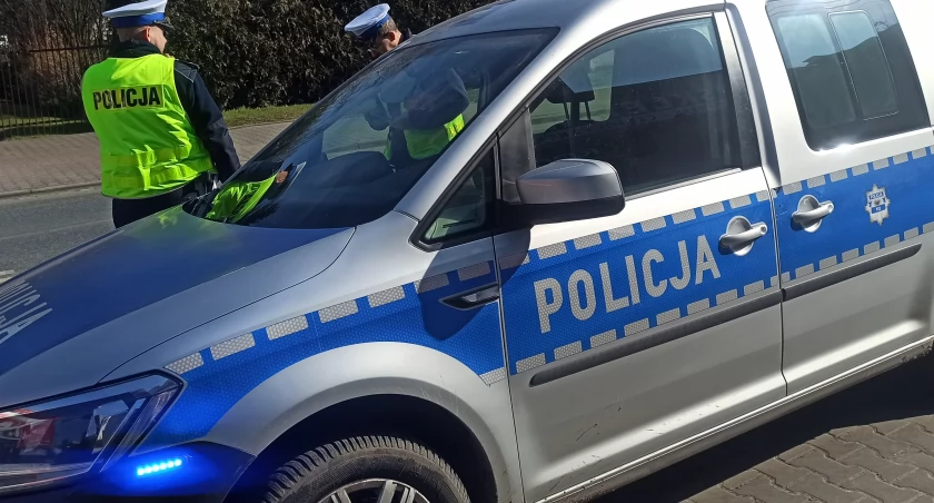 zdjęcie policjantów obok radiowozu/fotografia poglądowa/fot.: Magdalena Lizurej
