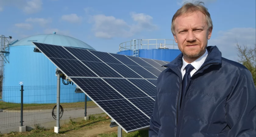 Osobą, która koordynuje realizację projektów związanych z odnawialnymi źródłami energii w gminie Czarnożyły, jest zastępca wójta, a zarazem sekretarz Piotr Kędzia/fot.: Ela Wodecka 