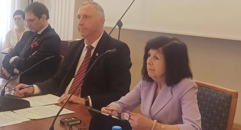 zdjęcie przewodniczącego Piotra Radowskiego (w środku) i wiceprzewodniczących/fot.: Magdalena Lizurej