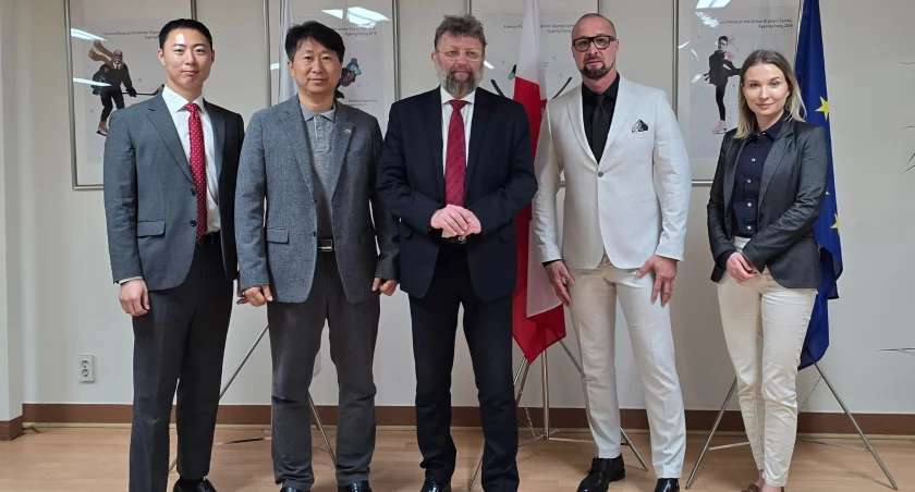 Na zdjęciu trener Andrzej Zmyślony podczas oficjalnego spotkania z Ambasadorem RP - Piotrem Ostaszewskim, Konsul - Katarzyną Tomaszewską oraz stroną koreańską.fot.Andrzej Zmyślony