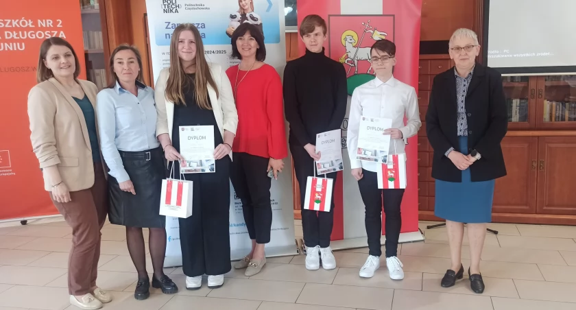 Laureaci konkursu wraz z nauczycielami oraz organizatorami/fot.: Magdalena Lizurej
