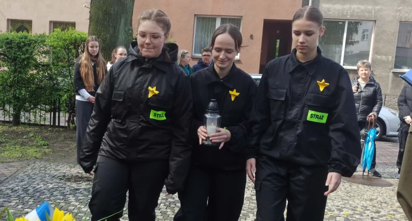 zdjęcie uczniów podczas składania symbolicznych zniczy/fot.: Magdalena Lizurej