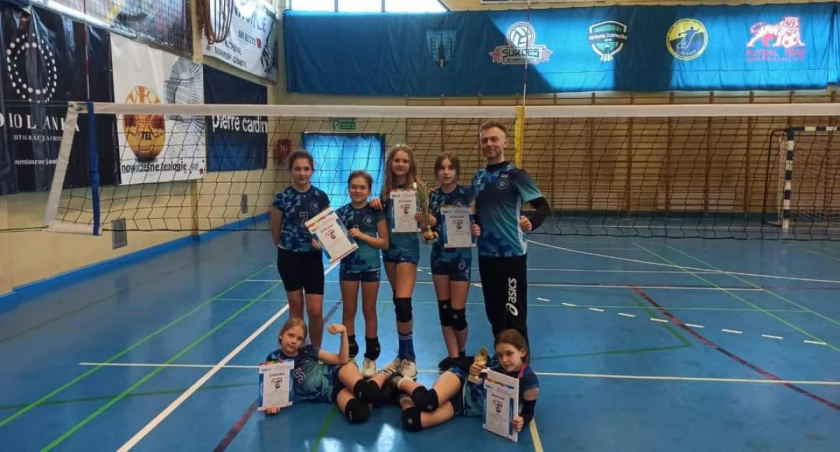 Na zdjęciu zawodniczki reprezentujący Szkołę Podstawową w Rudzie wraz z trenerem Rafałem Grzebielą.fot SP Ruda 
