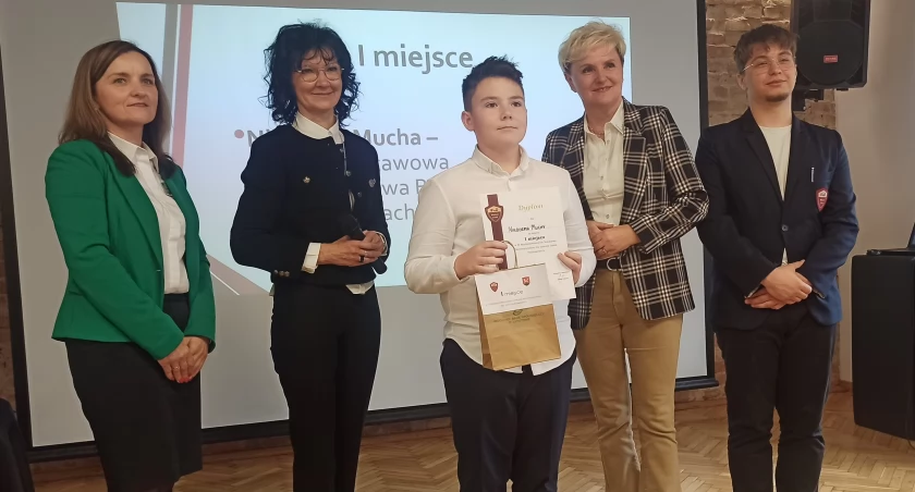 zdjęcie zwycięzcy konkursu, Nikodema Muchy (w środku) ze pedagogami oraz sponsorami/fot.: Magdalena Lizurej