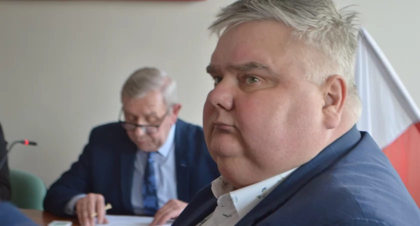 Wójt Grzegorz Maras apeluje do mieszkańców gminy Skomlin, aby do sieci kanalizacyjnej nie trafiały rzeczy, które powinny znaleźć się w koszach/fot.: Ela Wodecka 