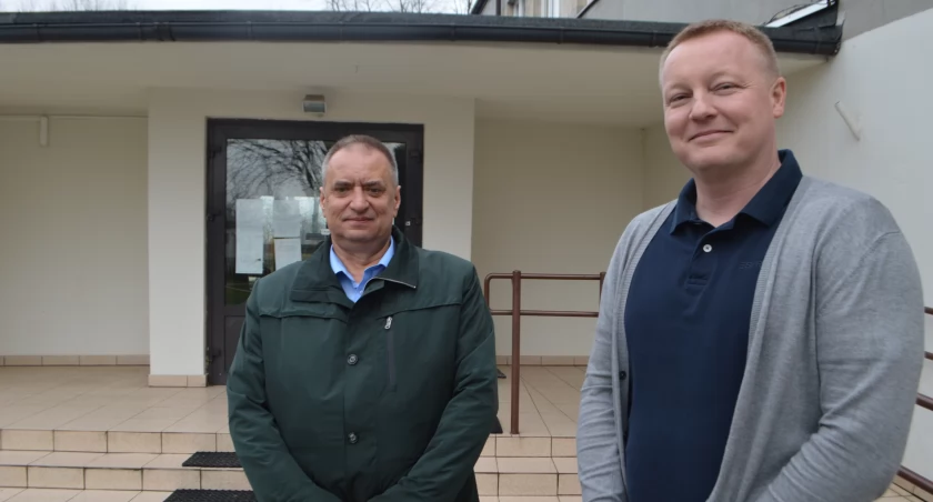 Modernizacja budynku Zespołu Szkoły i Przedszkola w Krzyworzece będzie sporym wyzwaniem zarówno dla wójta Zbigniewa Dąbrowskiego (od lewej), jak i dyrektora szkoły Wojciecha Psui/fot.: Ela Wodecka 