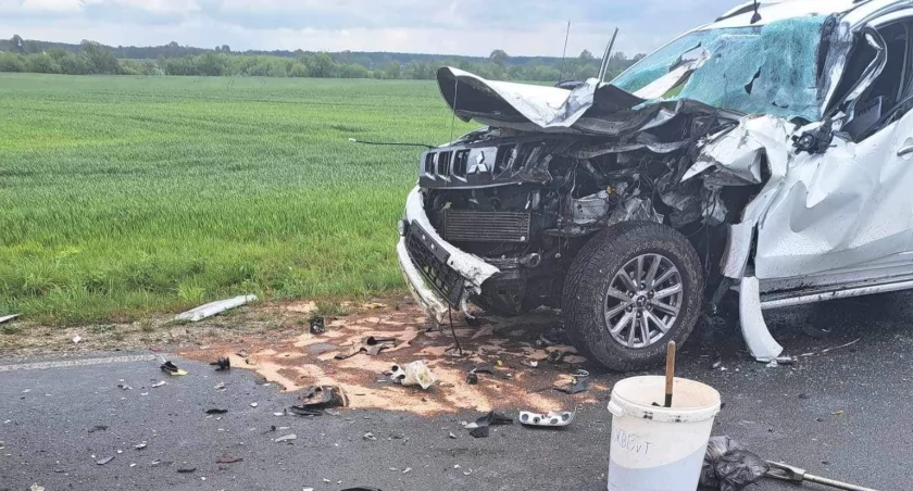W wyniku zderzenia, przód mitsubishi został zmiażdżony/fot.: OSP Wieruszów 