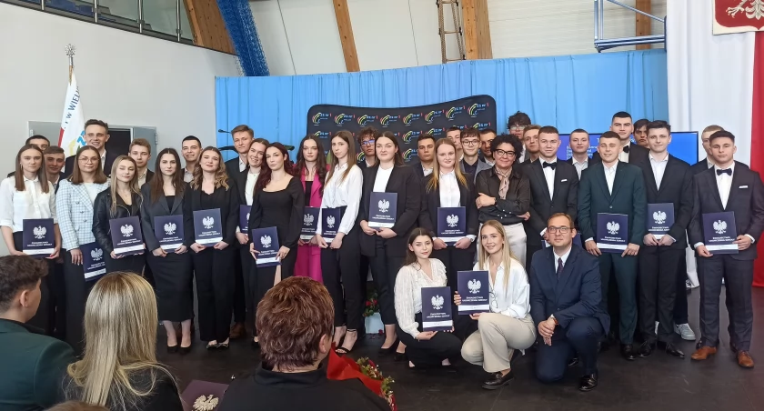 zdjęcie abiturientów ZS nr 1 w Wieluniu/fot.: Magdalena Lizurej