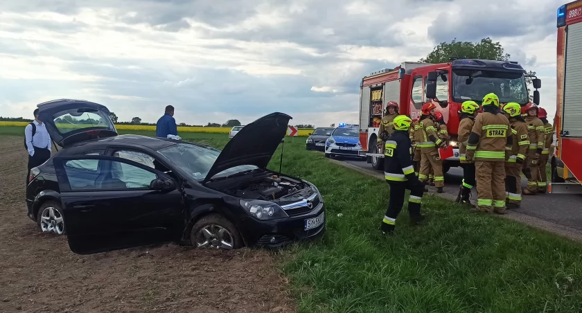 zdjęcie uszkodzonego samochodu oraz wozów strażackich i strażaków po wypadku w Wierzchlesie/fot.: Magdalena Lizurej