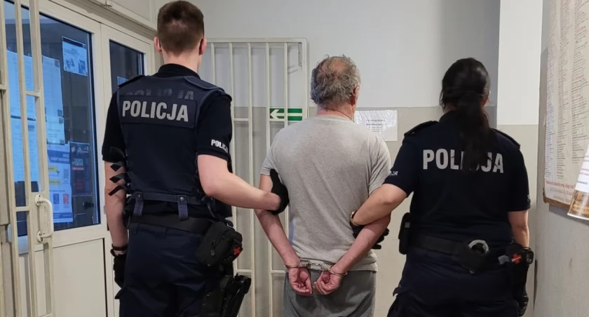 zdjęcie zatrzymanego 59-latka z policjantami/fot.: arch. KPP w Wieluniu 