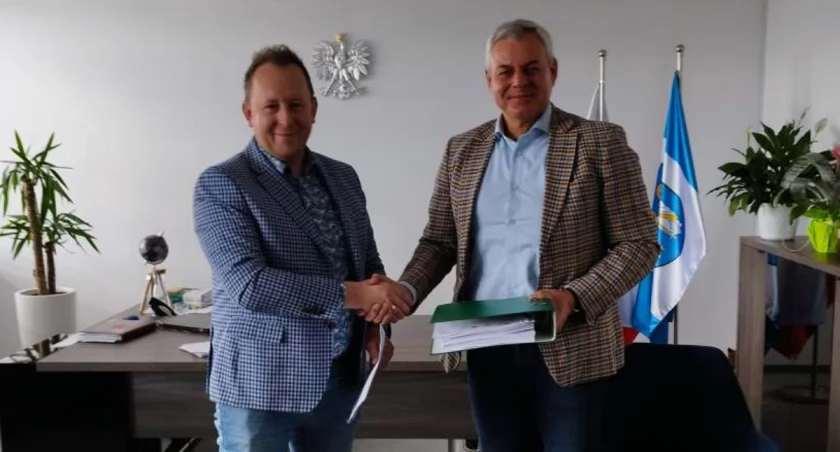 zdjęcie podczas podpisywania umowy przez wójta Rząśnie  (z prawej) z przedstawicielem wykonawcy/fot.: arch. UG w Rząśni