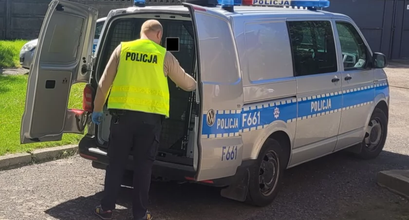 zdjęcie policjanta podczas czynności/fot.: arch. KPP w Wieluniu 