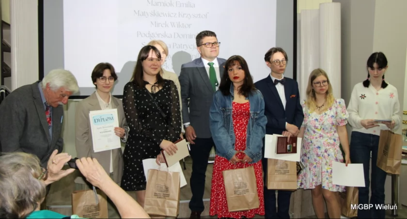 zdjęcie finalistów konkursu im. Marii Ewy Aulich/fot.: MiGBP w Wieluniu 