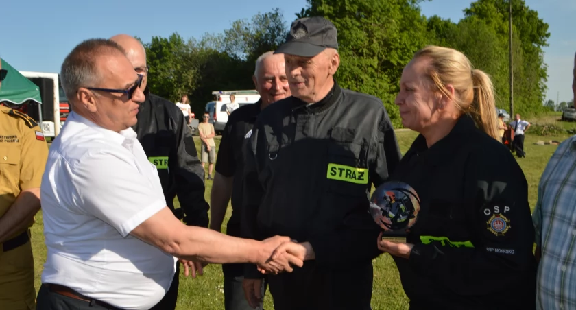 W środowych zawodach sportowo - pożarniczych, razem ze strażakami, wystartowała druhna Beata Cichosz z Ochotniczej Straży Pożarnej w Mokrsku/fot.: Ela Wodecka 