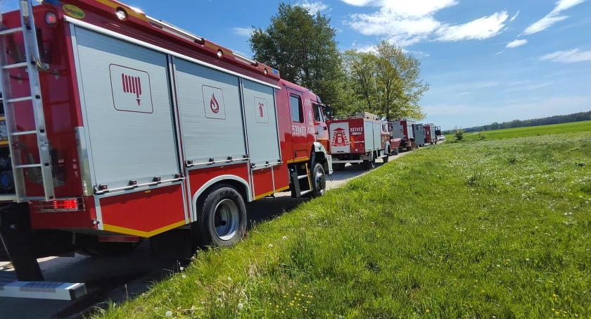 Na zdjęciu miejsce zdarzenia w miejscowości Wierzbowa w gminie Brzeźnio / Fot. Facebook / OSP KSRG Brzeźnio