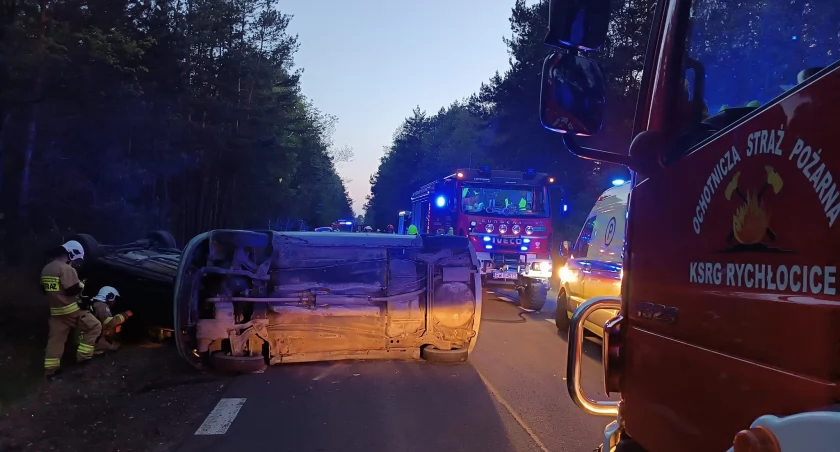 W wyniku uderzenia jedno auto dachowało, drugie przewróciło się na bok/fot.: OSP Rychłocice