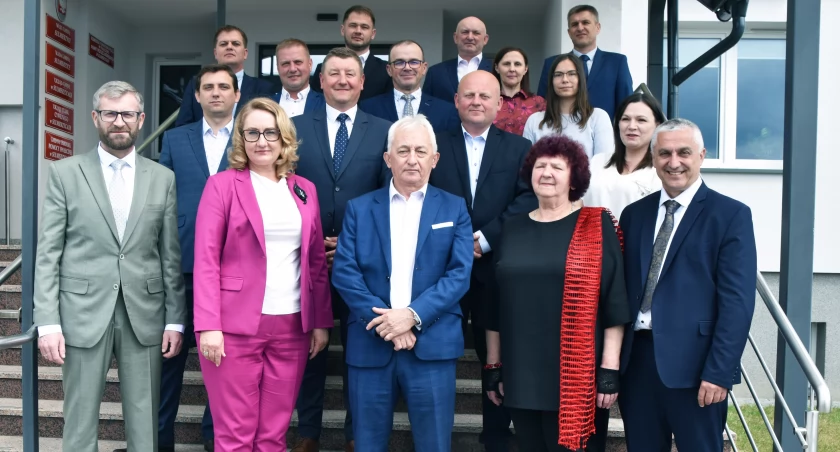 W nowym składzie Rady Gminy, aż 14 z 15 mandatów objęli kandydaci z listy KWW Gabriela Orzeszka. Na zdjęciu radni nowej kadencji wraz z wójtem Gabrielem Orzeszkiem oraz sekretarz i zastępcą wójta Anną Szydłowską / fot.: Sławomir Rajch