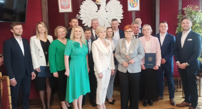 zdjęcie rady miejskiej Osjakowa wraz z burmistrz Renatą Kostrzycką/fot.: Magdalena Lizurej 