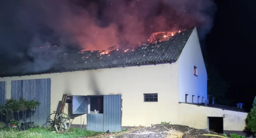 zdjęcie płonącego budynku gospodarczego w Kolonii Strobin/fot.: arch. OSP Konopnica 