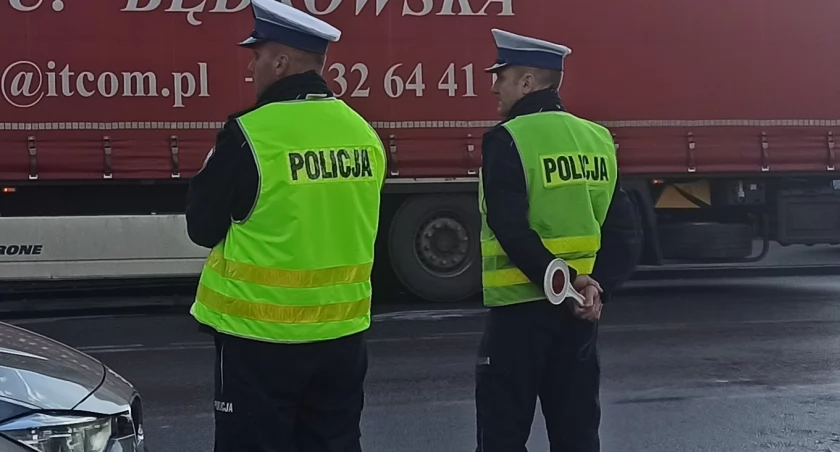 zdjęcie policjantów stojących przy drodze/fot.: Magdalena Lizurej