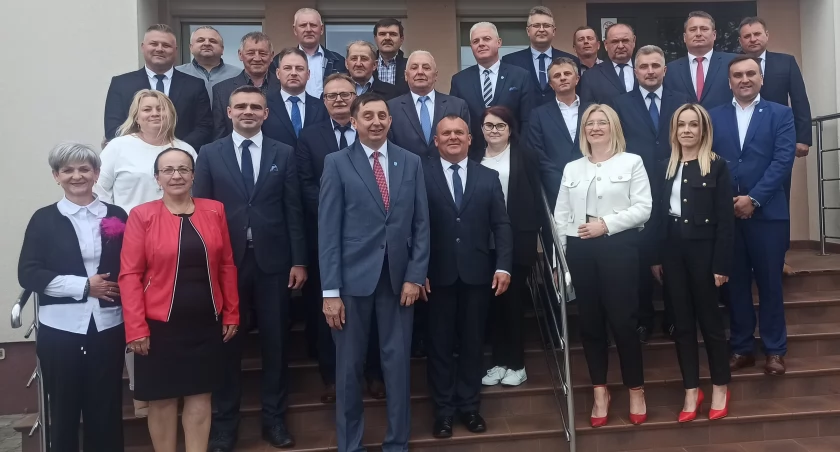 zdjęcie radnych gminy Wierzchlas oraz wójta Leszka Gierczyka/fot.: Magdalena Lizurej