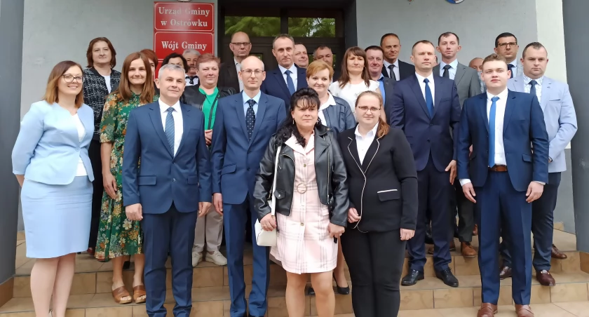 zdjęcie radnych gminy Ostrówek, wójta Arkadiusza Banasia i sołtysów/fot.: Michał Borczyk