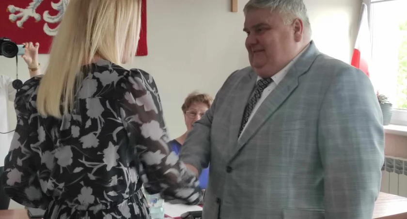 Podczas sesji inauguracyjnej w Skomlinie, Grzegorz Maras odebrał zaświadczenie o wyborze wójta, a potem złożył ślubowanie/fot.: Ela Wodecka/UG w Skomlinie 