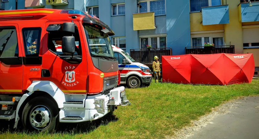 Na zdjęciu miejsce tragedii w Praszce przy ul. Kopernika / Fot. Facebook / OSP w Praszce