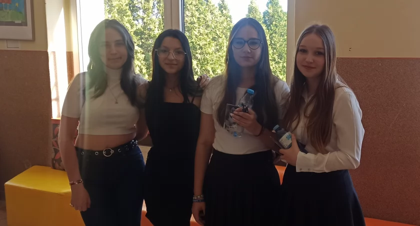 Zdjęcie ósmoklasistek ze SP nr 5 w Wieluniu/fot.: Magdalena Lizurej