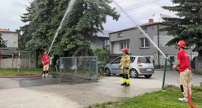 Do nowego etapu swojej strażackiej służby Miłosz Galewski przeszedł przez wodną bramę, którą zrobili mu przyjaciele z Opojowic/fot.: OSP Opojowice 