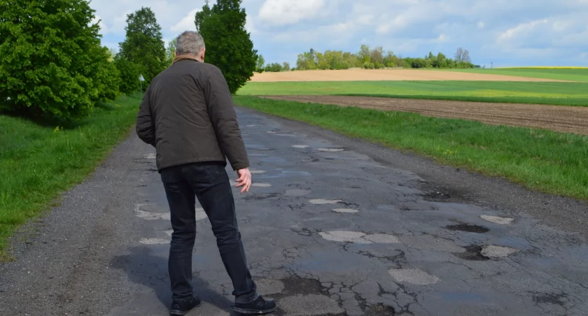 Najgorsza nawierzchnia jest koło Złotej Góry - pokazuje interweniujący mężczyzna/fot.: Ela Wodecka 
