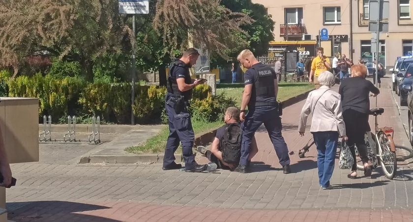 zdjęcie policjantów i zatrzymanego mężczyzny/fot.: Magdalena Lizurej 