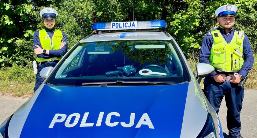 Na zdjęciu patrol, który eskortował auto z chłopcem / Fot. KPP Kluczbork