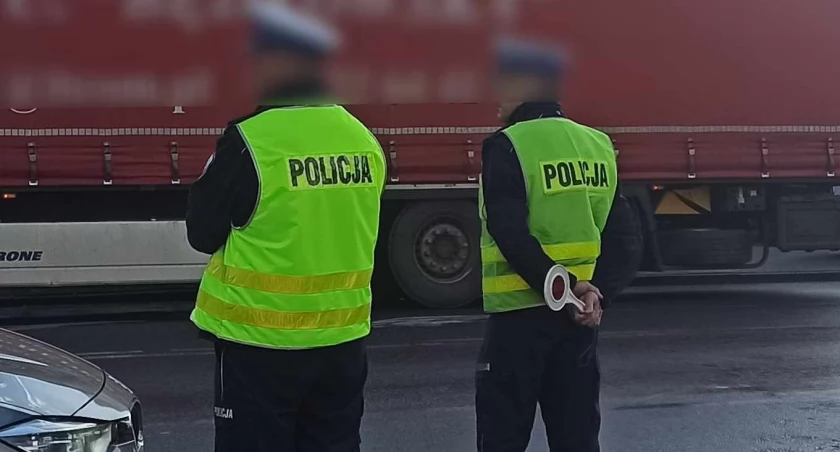 zdjęcie przedstawiające policjantów podczas służby/fot.: Magdalena Lizurej