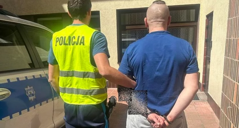 Na zdjęciu moment doprowadzenia mężczyzny na komisariat policji / Fot. KPP Sieradz