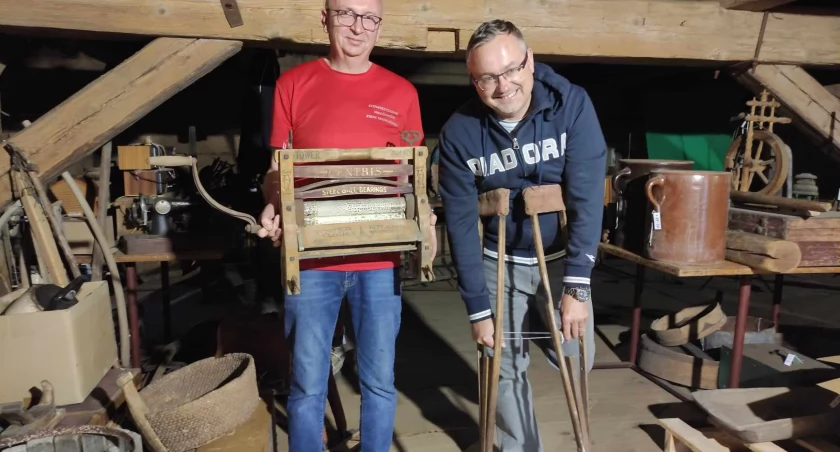 Roman Furman (od lewej) i Damian Orłowski prezentują dostarczone eksponaty/fot.: Ela Wodecka 