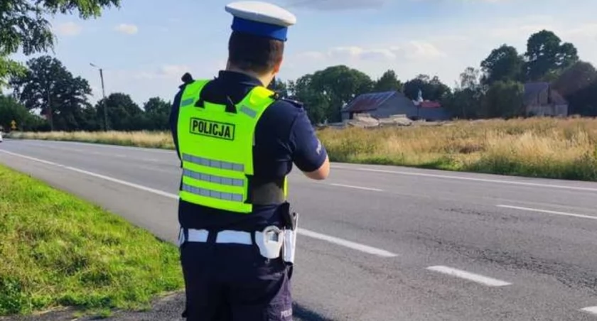 zdjęcie policjanta podczas mierzenia prędkości/fot.: arch. KPP w Wieruszowie