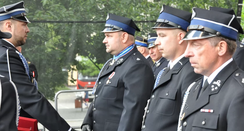 Krzyżem Rycerskim Świętego Floriana udekorował Kamila Dziadaka wiceprezes Adam Nowak/fot.: Oddział Wojewódzki Związku OSP RP w Łodzi 