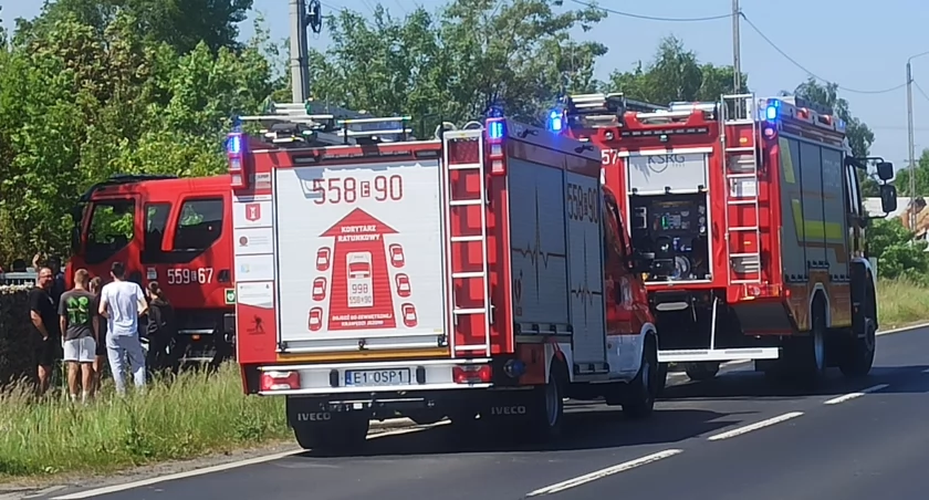 zdjęcie wozów strażackich podczas gaszenia pożaru w Dąbrowie/fot: Magdalena Lizurej