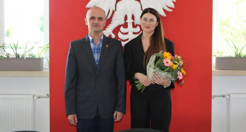 Nowa skarbnik gminy Strzelce Wielkie Aleksandra Olejnik. Na zdjęciu z wójtem gminy Damianem Ciemciochem / fot.: archiwum gminy