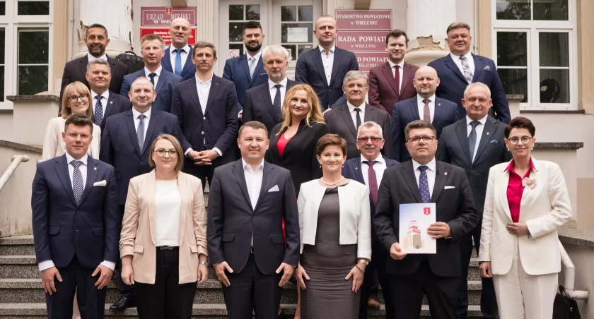 Nowa Rada Miejska z burmistrzem, jego zastępcą i sekretarzem gminy / fot.: Ewa Misiak