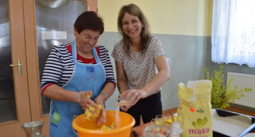 Wspólne robienie kruchych ciasteczek kręconych przez maszynkę, okazało się pyszną zabawą/fot.: Ela Wodecka 