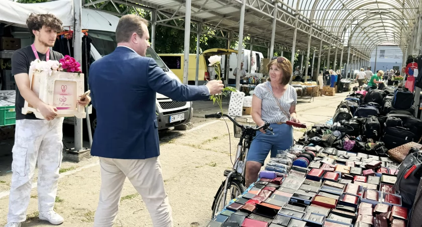 Jacek Wilk rozdawał piwonie na miejskim targowisku w Wieluniu